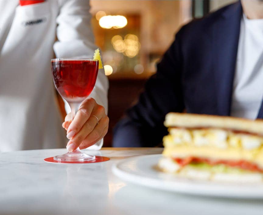 cameriere nel dehors del Bar di Passo da Camparino